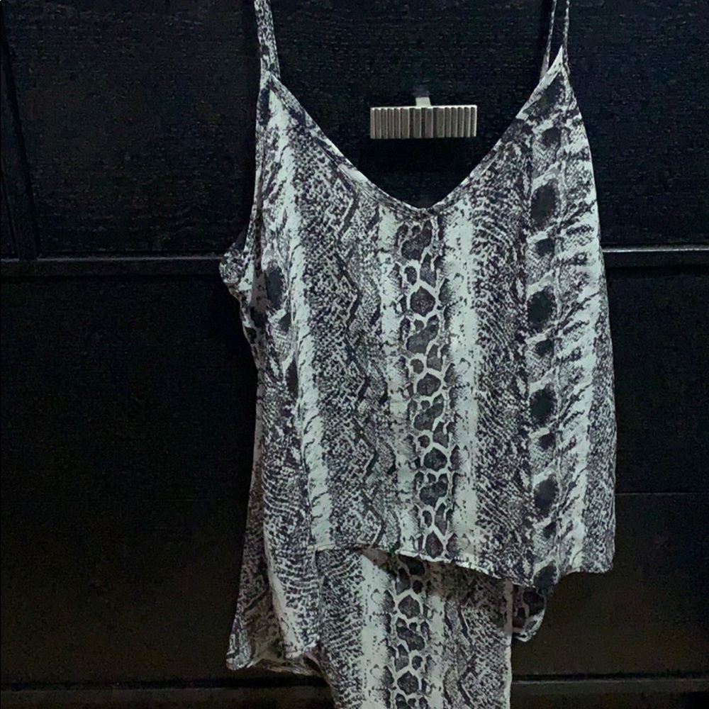 Boohoo snakeskin high low top. Size 14